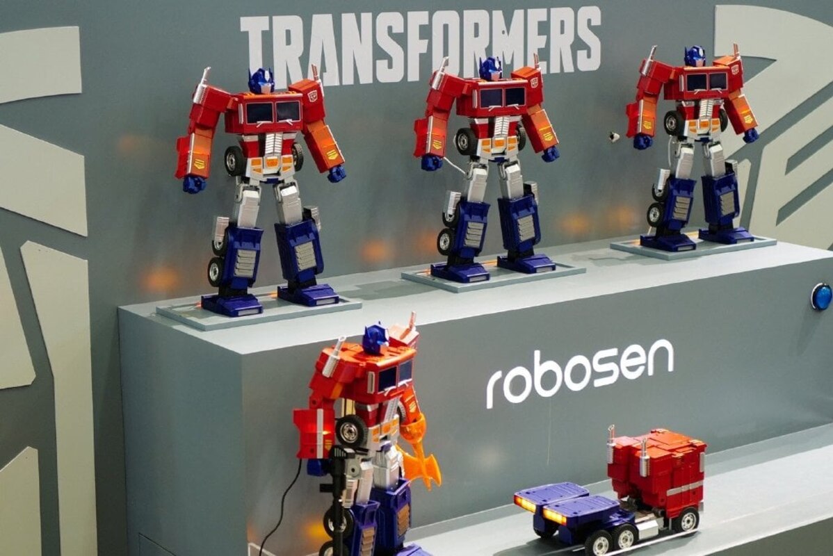 WonderFest 2021 - Robosen Transformers Auto Converting Optimus